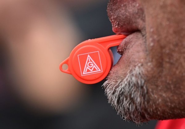 Trillerpfeifen gehören bei Warnstreiks dazu. - © Bernd Weißbrod/dpa