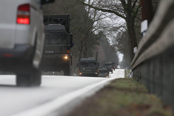 Zum Ende des Manövers auf dem Truppenübungsplatz Senne fahren wieder britische Streitkräfte durch NRW und Niedersachsen. (Archivbild) - © Detlef Schachel/Bundeswehr/dpa