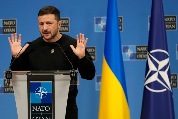 Immer wieder fordert der ukrainische Präsident Wolodymyr Selenskyj die Einladung zum Nato-Beitritt - bisher ohne Erfolg. (Archivbild) - © Virginia Mayo/AP/dpa