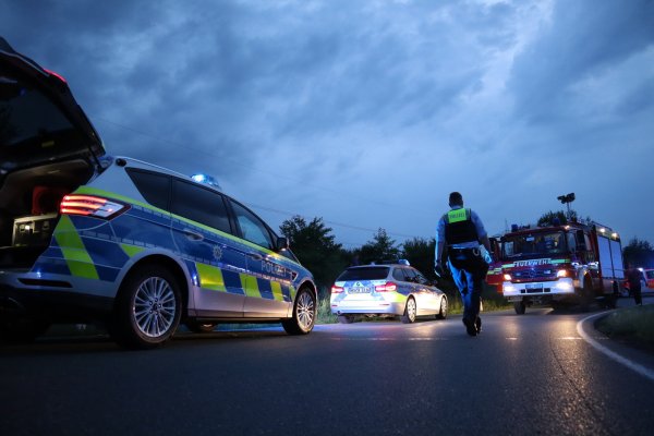 Nach einem Unfall auf der Ostwestfalenstraße war die Fahrbahn am Sonntagabend bis 23 Uhr gesperrt. - © Freitag-TV