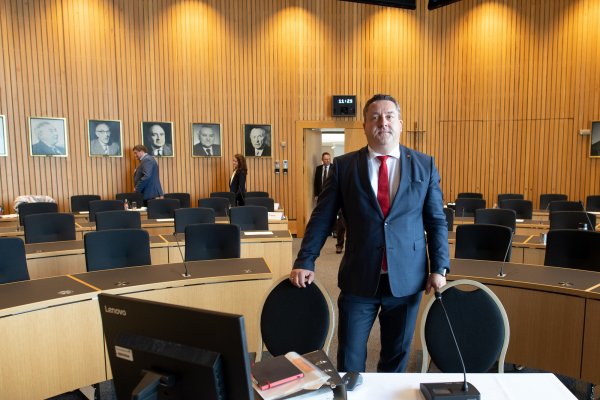 Axel Lehmann (SPD), Landrat des Kreises Lippe, wartet vor Beginn der Sitzung auf seine Aussage vor dem Ausschuss. Der Untersuchungsausschuss des NRW-Landtags zum massenhaften Kindesmissbrauch in Lügde setzt Zeugenvernehmungen fort. - © Federico Gambarini/dpa