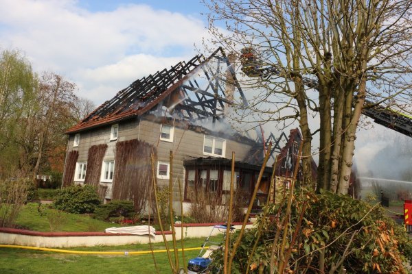 Der Dachstuhl des Einfamilienhauses im idyllischen Mosebeck ist bei einem Brand komplett zerstört worden, das Haus ist unbewohnbar. Die Bewohner, ein älteres Ehepaar, stehen vor dem Nichts, bleiben jedoch glücklicherweise unverletzt. Zwei Handwerker müssen aber ins Klinikum. - © Janet König