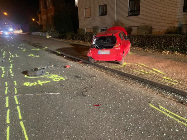 Der 22-jährige Detmolder ist mit seinem Audi A3 unter anderem in einen roten Toyota gekracht. - © Freitag Medien Gruppe