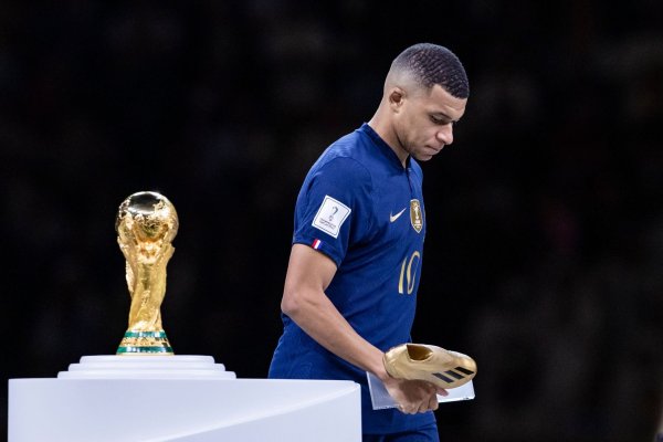Musste nach dem Finale am WM-Pokal vorbeigehen: Kylian Mbappé. - © Tom Weller/dpa
