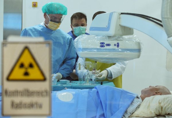 Ein Ärzteteam operiert eine Patientin mit Hilfe der selektiven internen Radiotherapie zur Behandlung fortgeschrittener Tumore und Metastasen in der Leber. - © picture-alliance