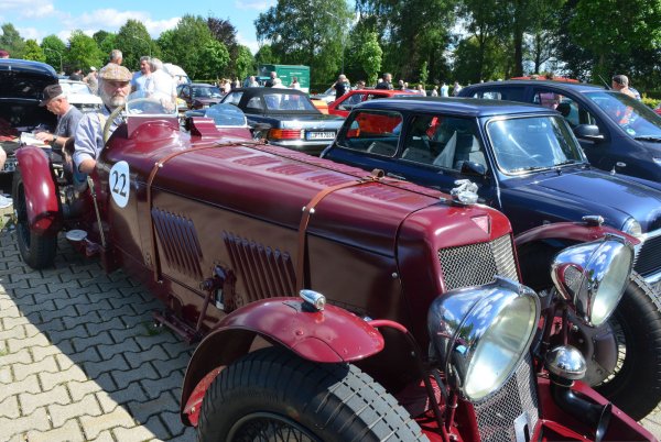 Reichlich Eigenleistung: Hans-Heino Wetzel hat die Karosserie seines Alvis Sport Spezial, den er hier beim Treffen der Blomberger Oldtimerfreunde hinter der Schießhalle präsentiert, selbst auf das gekaufte Fahrgestell gebaut. - © André Gallisch