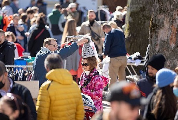 Der Flohmarkt auf dem Klosterplatz lädt zum Stöbern ein. - © Oliver Krato