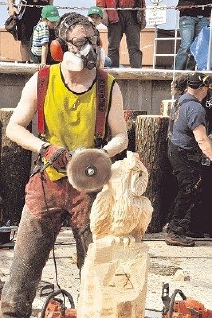 Mit Spezialgeräten werden Details gestaltet.