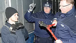 Aktivisten ketteten sich an LKW - &copy; Rheda-Wiedenbr&uuml;ck