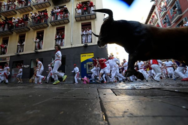 Um die 600 Kilogramm schwere Muskelpakete, bis zu 40 Sachen schnell und nicht zum Spaßen aufgelegt - Kampfstiere bei den berühmten und umstrittenen Stierhatzen im nordspanischen Pamplona. - © Alvaro Barrientos/AP/dpa