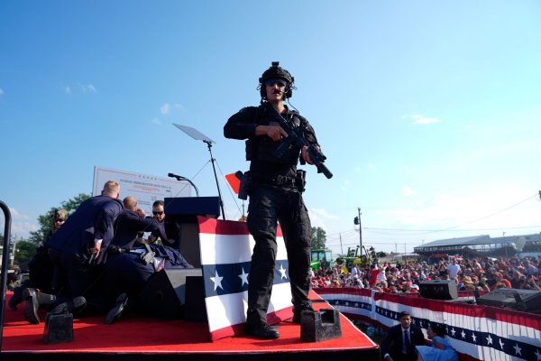 Ermittler forschen bereits nach dem möglichen Motiv des Schützen. - © Evan Vucci/AP/dpa