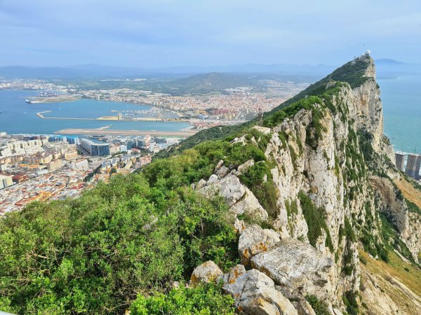 Wie der Rumpf eines Ozeanliners wirkt der Felsen von Gibraltar auf der kleinen Landzunge. - © Roswitha Bruder- Pasewald/dpa-tmn
