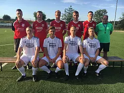 Neue Gesichter: (hintere Reihe von links) Trainer Daniel Schlingmann, Christian Franz, Florian Bobe, Kieran McCathy, Ole Dobrileit, Fitnesscoach Manfred M&uuml;ller sowie (vordere Reihe von links) Nico Beck, Kevin Tschernjawskij, Moritz Kr&uuml;gel und Jan Hoffmann. - &copy; Andreas Schlingmann