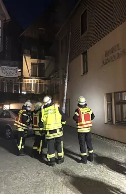 Ein Zimmerbrand in der Salzufler Ritterstra&szlig;e hat am fr&uuml;hen Dienstagmorgen die Feuerwehr auf den Plan gerufen. Die 22 Hotelg&auml;ste konnten sich rechtzeitig in Sicherheit bringen. - &copy; Feuerwehr Bad Salzuflen