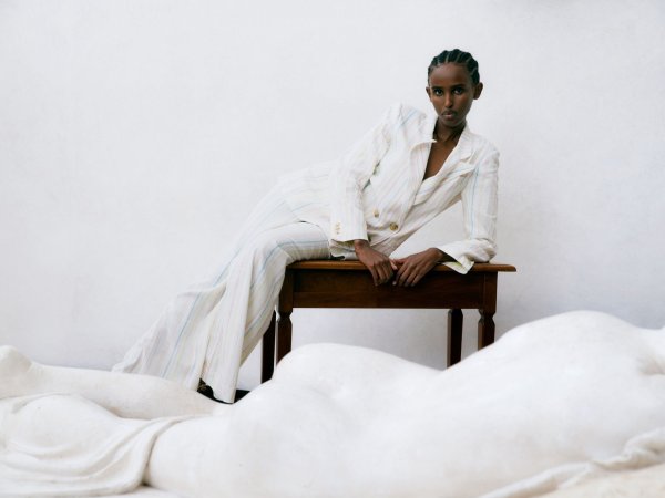 Keine Logos, keine grellen Farben: Das sind Kennzeichen von stillem Luxus. Hier ein Beispiel mit Oversize-Blazer und Anzughose von Fabienne Chapot (Blazer ca. 240 Euro, Hose ca. 150 Euro). - © Fabienne Chapot/Fabienne Chapot/dpa