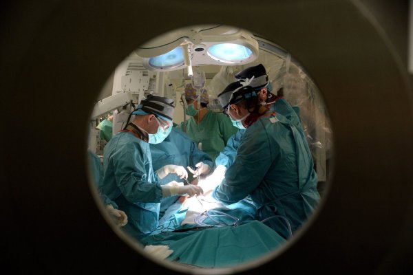 «Die neuen Leitlinien empfehlen klar, die Versorgung der Aorta in einem eigenen Fachgebiet zu bündeln», sagt Mediziner Martin Czerny vom Uniklinikum Freiburg - statt wie bisher Erkrankungen je nach Art und Lage entweder in der Herzchirurgie oder in der Gefäßchirurgie zu behandeln (Symbolfoto). - © Jacek Turczyk/dpa