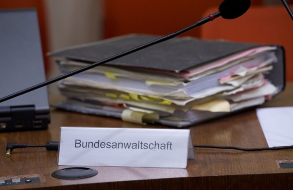 Der NSU-Prozess gegen Mitglieder wie Beate Zschäpe lief ab Mai 2013 vor dem Oberlandesgericht München. - © Peter Kneffel/dpa