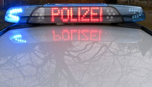Die Schriftzug «Polizei» leuchtet auf dem Dach eines Streifenwagens der Polizei. - © Carsten Rehder/dpa/Symbolbild