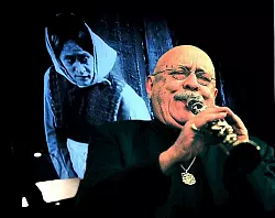 Giora Feidman begleitet den Stummfilm "Das alte Gesetz" auf seiner Klarinette. - &copy; FOTO/MONTAGE: FR&Uuml;CHT