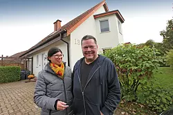 Glücklich: Das Ehepaar Elke und Patrick Roth vor ihrem sanierten Domizil - © Vera Gerstendorf-Welle