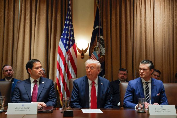 Trump zwischen seinen Ministern Rubio (links) und Hegseth (rechts). - © Pool/AP/dpa