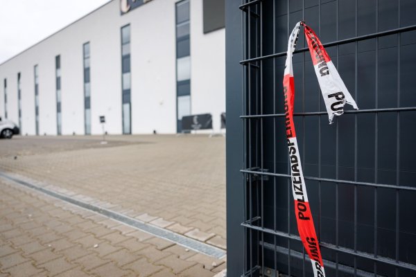 Noch in der Nacht stellten Spezialisten der Mordkommission Spuren am Tatort sicher. - © dpa