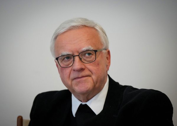 Der Berliner Erzbischof Heiner Koch soll als Zeuge in einem Klageverfahren in Köln aussagen. (Archivbild). - © Soeren Stache/dpa