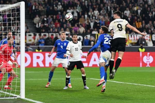 Tim Kleindienst (r) köpft das Tor zum 3:0. - © Federico Gambarini/dpa