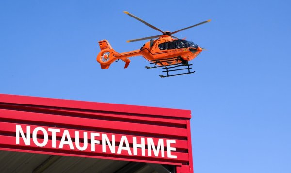 Ein Rettungshubschrauber brachte den Schwerverletzten in eine Klinik. (Symbolfoto) - © Julian Stratenschulte/dpa