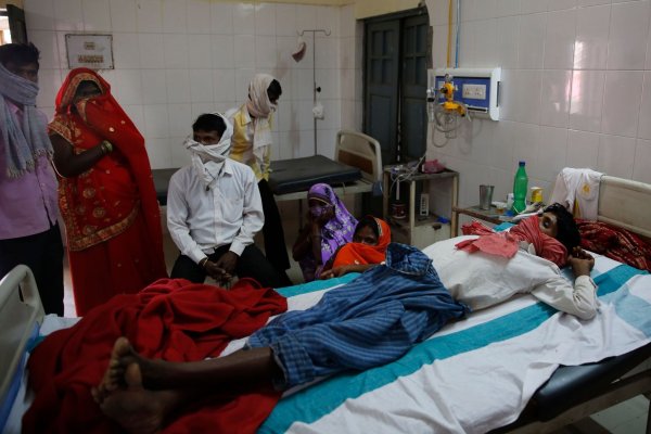 Neun Länder haben schon Probleme dabei, TB-Medikamente zu besorgen. (Archivbild) - © Rajesh Kumar Singh/AP/dpa