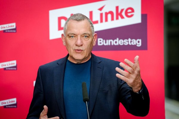 Der Linken-Vorsitzende Jan van Aken bietet die Mitwirkung an einer Reform der Schuldenbremse. - © Kay Nietfeld/dpa
