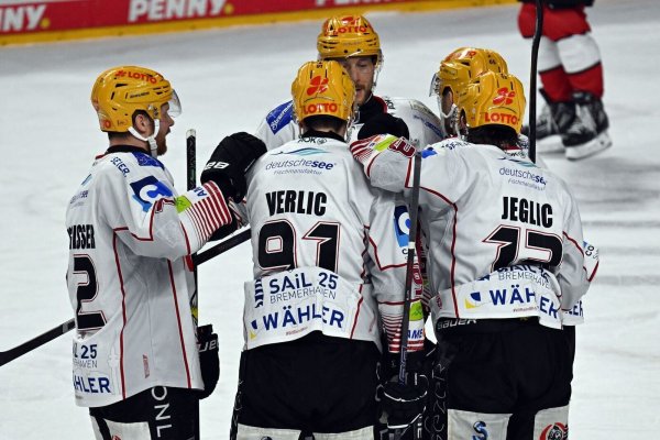 Die Fischtown Pinguins aus Bremerhaven freuen sich im vierten Viertelfinale gegen Köln über den ersten Erfolg. - © Federico Gambarini/dpa