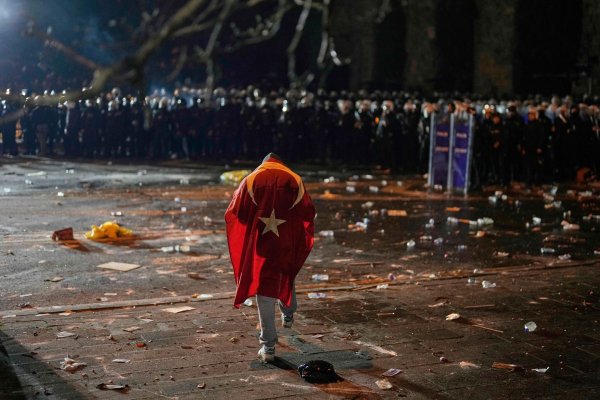 Landesweit gingen Menschen in der Türkei in den vergangenen Tagen auf die Straße. - © Khalil Hamra/AP/dpa