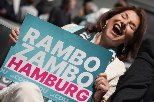 Die Unternehmerin und Reality-TV-Darstellerin Claudia Obert hält ein «Rambo Zambo»-Schild: Die Formel «Rambo Zambo» hatte Merz im Wahlkampffinale mehrmals aufgegriffen. (Archivbild) - © Marcus Brandt/dpa