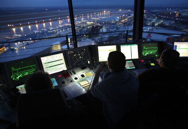 Zeitumstellung während der Nachtschicht: Fällt durch die Umstellung auf die Sommerzeit eine Stunde Arbeitszeit weg, müssen Arbeitnehmerinnen und Arbeitnehmer diese nicht nachholen. - © Oliver Berg/dpa/dpa-tmn
