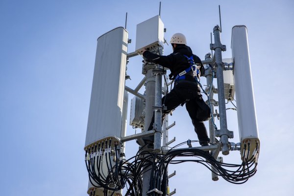 Diese Telekom-Antennen funken schon, anderswo ist die Handynetz-Abdeckung der Telekommunikationsanbieter bislang nicht so gut wie erwünscht. (Archivbild) - © Daniel Karmann/dpa
