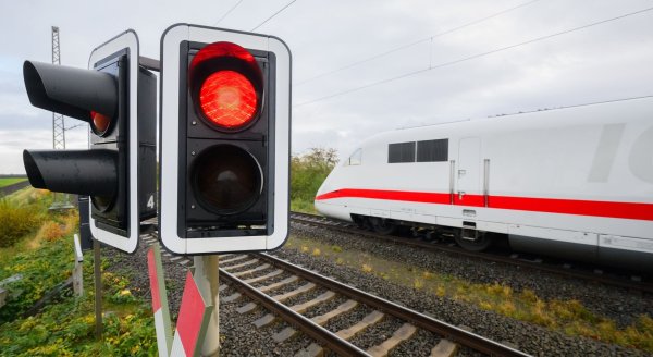Die Bahn will wegen einer Tunnelsanierung die ICE-Strecke Mannheim-Stuttgart wochenlang sperren. (Symbolbild) - © Julian Stratenschulte/dpa