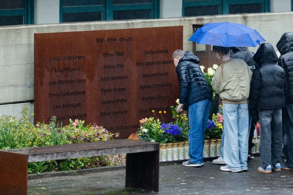 Cremefarbene Rosen für die Verstorbenen: Schüler in Haltern erinnern an die Opfer des Germanwings-Absturzes vor zehn Jahren. - © Rolf Vennenbernd/dpa