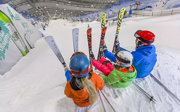 365 Tage Winterspaß – die Skipiste Neuss bringt Schneevergnügen ins Rheinland, ganz unabhängig vom Wetter. - © ALPENPARK NEUSS