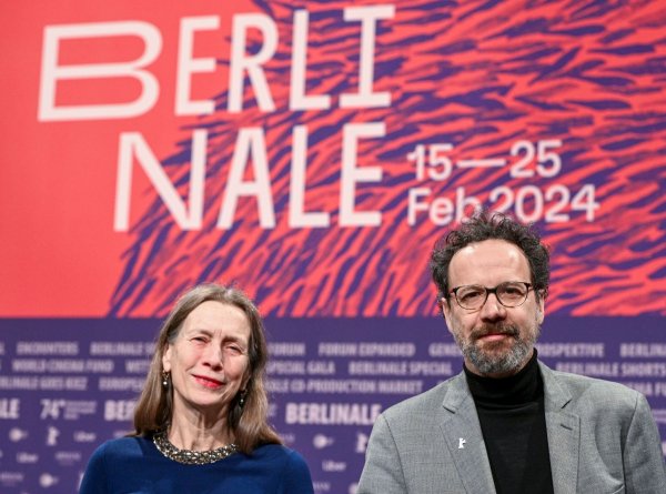 Das Leitungs-Duo der Berlinale, Mariette Rissenbeek, Geschäftsführerin, und Carlo Chatrian, künstlerischer Direktor, stehen bei der Bekanntgabe des Berlinale-Programms 2024 auf der Bühne. - © Jens Kalaene/dpa
