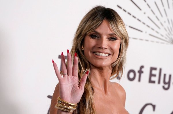 Heidi Klum fühlt sich mit 50 Jahren noch nicht alt genug, um zu Hause auf der Couch zu liegen und zu stricken. - © Jordan Strauss/Invision/AP/dpa