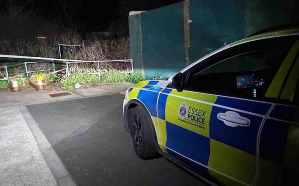 In Essex wurde eine Frau schwer verletzt aufgefunden und verstarb noch am Tatort. - © Essex Police/PA Media/dpa