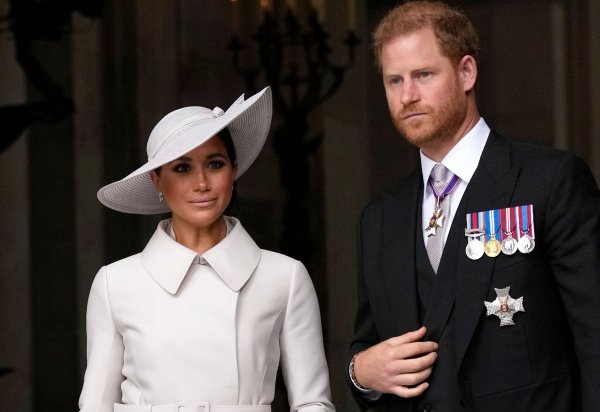Meghan und Harry weisen schon lange offen auf die Bedrohung hin, die das Internet für Minderjährige darstellt. (Archivbild) - © Matt Dunham/AP/dpa