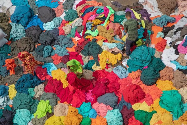 Nach Angaben des Modeverbandes wollen die Hersteller ihre Produktion trotz der Unruhen nicht verlagern. (Archivbild) - © Joy Saha/ZUMA Press Wire/dpa