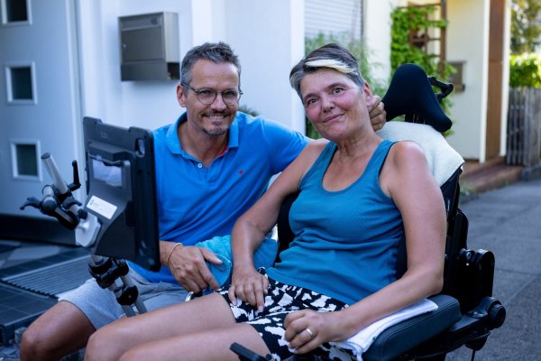 Die an ALS erkrankte Gabriele Engel und ihr Mann Thomas unternehmen einiges. - © Lennart Preiss/dpa