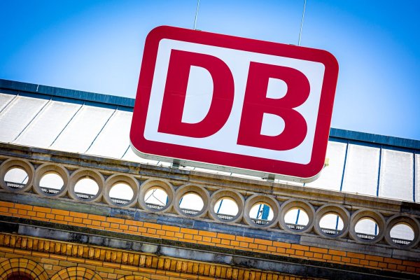 Die Deutsche Bahn hat neue Verträge mit Mobilitätsplattformen über den Vertrieb von Bahntickets geschlossen (Archivfoto). - © Moritz Frankenberg/dpa