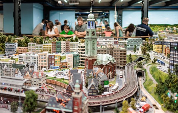 Das Miniaturwunderland in Hamburg ist zur beliebtesten Sehenswürdigkeit in Deutschland gewählt worden. - © Markus Scholz/dpa