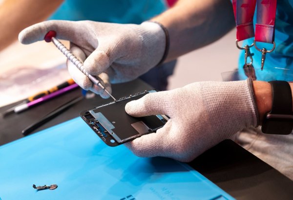 Zweite Chance: Ein altes Handy reparieren zu lassen, schont nicht nur die Umwelt, sondern auch den eigenen Geldbeutel. - © Florian Schuh/dpa-tmn