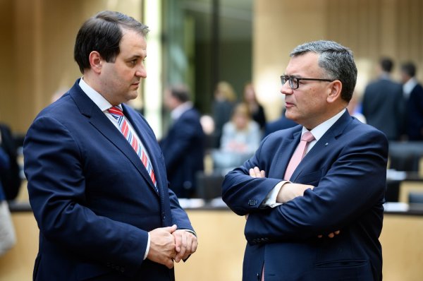 Nathanael Liminski (l, CDU) und Florian Herrmann (CSU) unterhalten sich vor Beginn einer Sitzung. - © Bernd von Jutrczenka/dpa