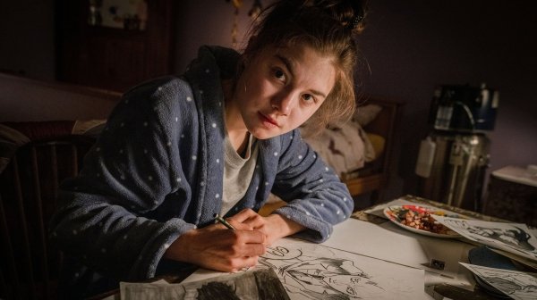 Lill (Hannah Schiller) in ihrem Kinderzimmer. - © Georges Pauli/NDR/ARD/dpa